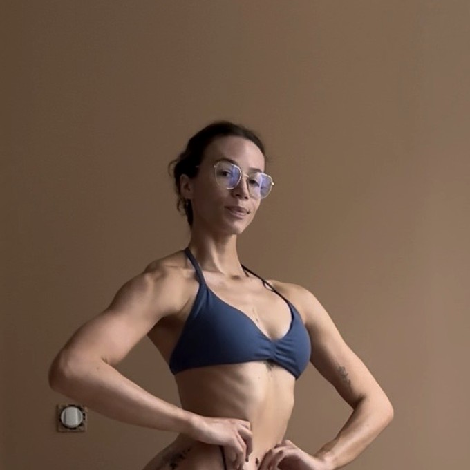 Luce, coach et athlète bikini naturelle